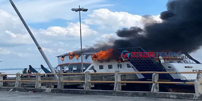 Kapal Roro Terbakar Hebat di Bengkalis